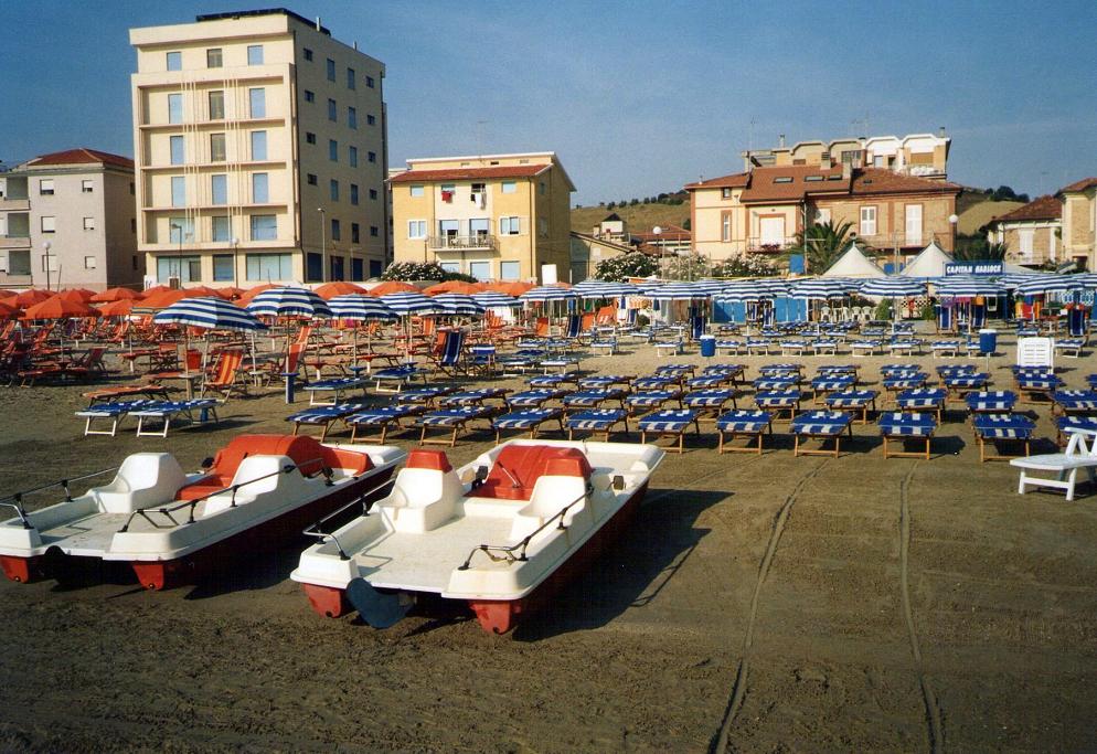 i due pedalò arancioni